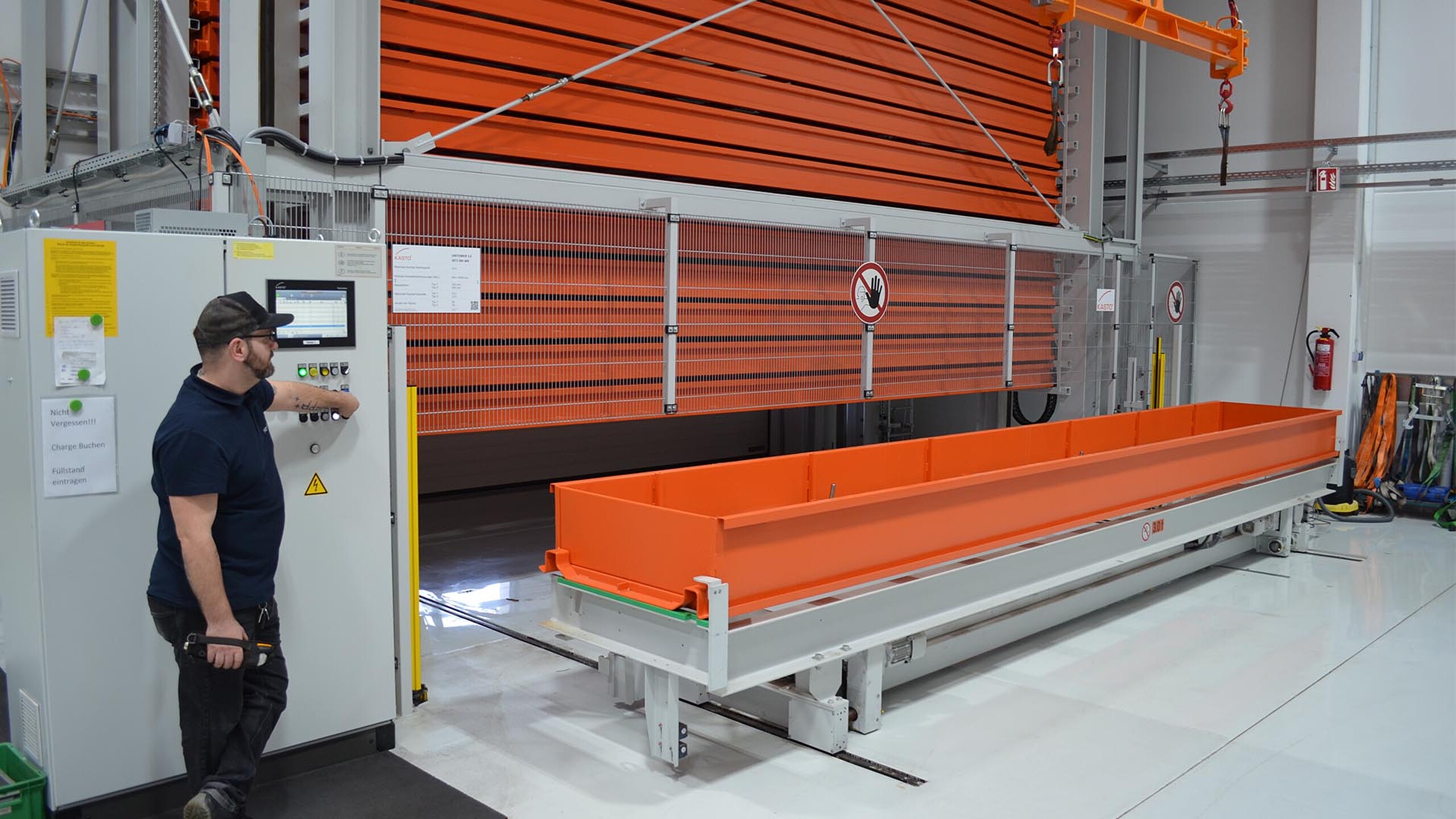 Système de stockage automatique pour produits longs avec pupitre de commande